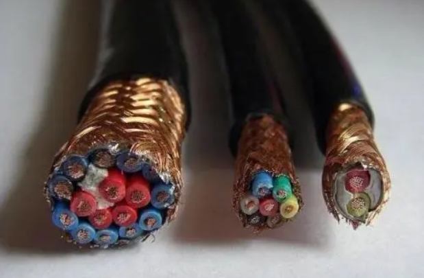 高壓電線采用絕緣層對金屬導體進行包裝與外界隔離絕緣.jpg